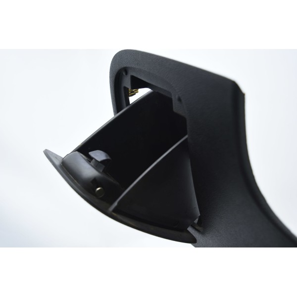 Moldura Porta Treco Inferior Painel Motorista Gm Tracker 1.4
